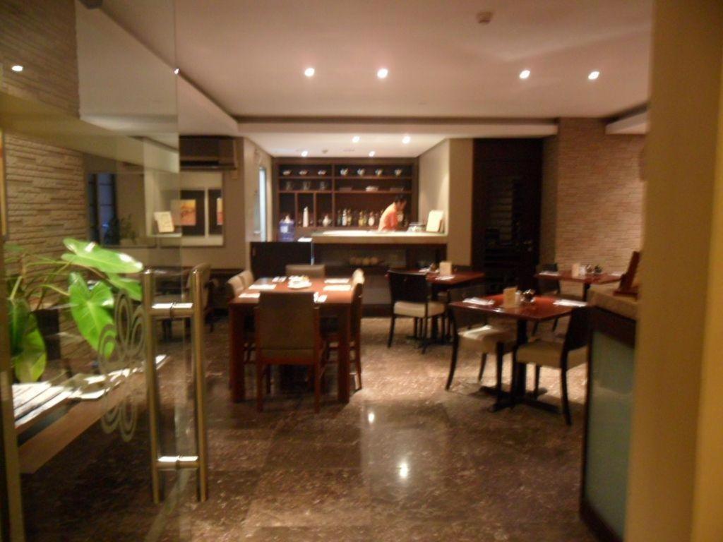 Amorsolo Mansion Hotel Manila Bagian luar foto