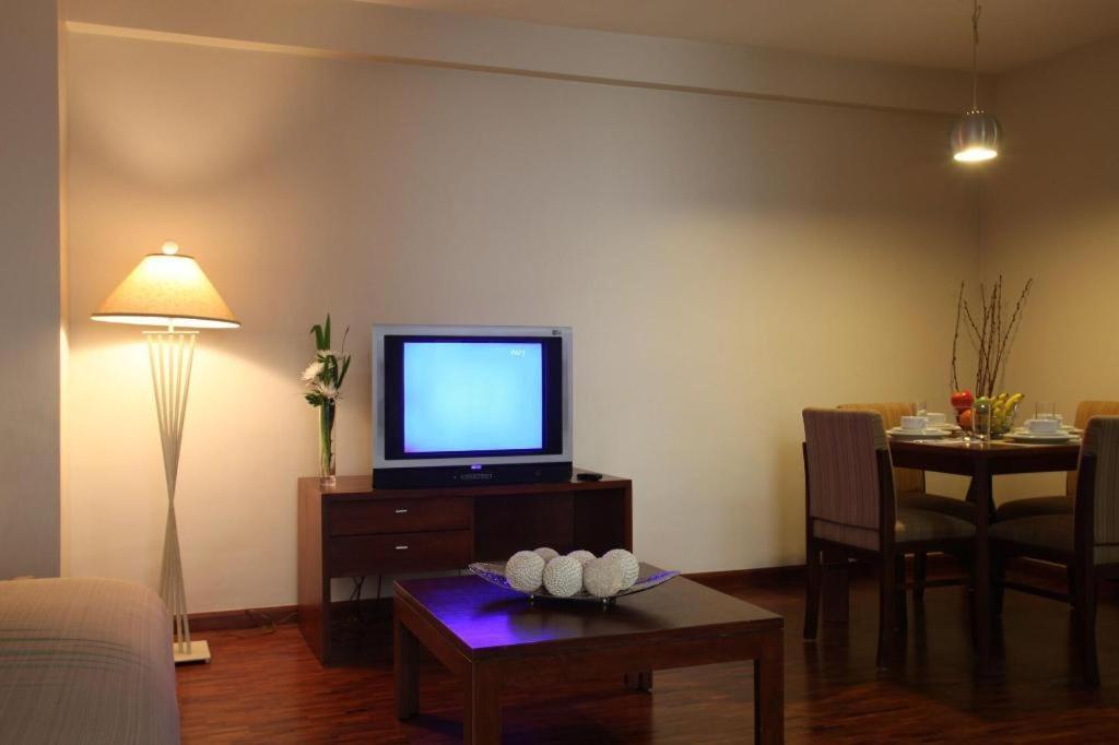 Amorsolo Mansion Hotel Manila Bagian luar foto